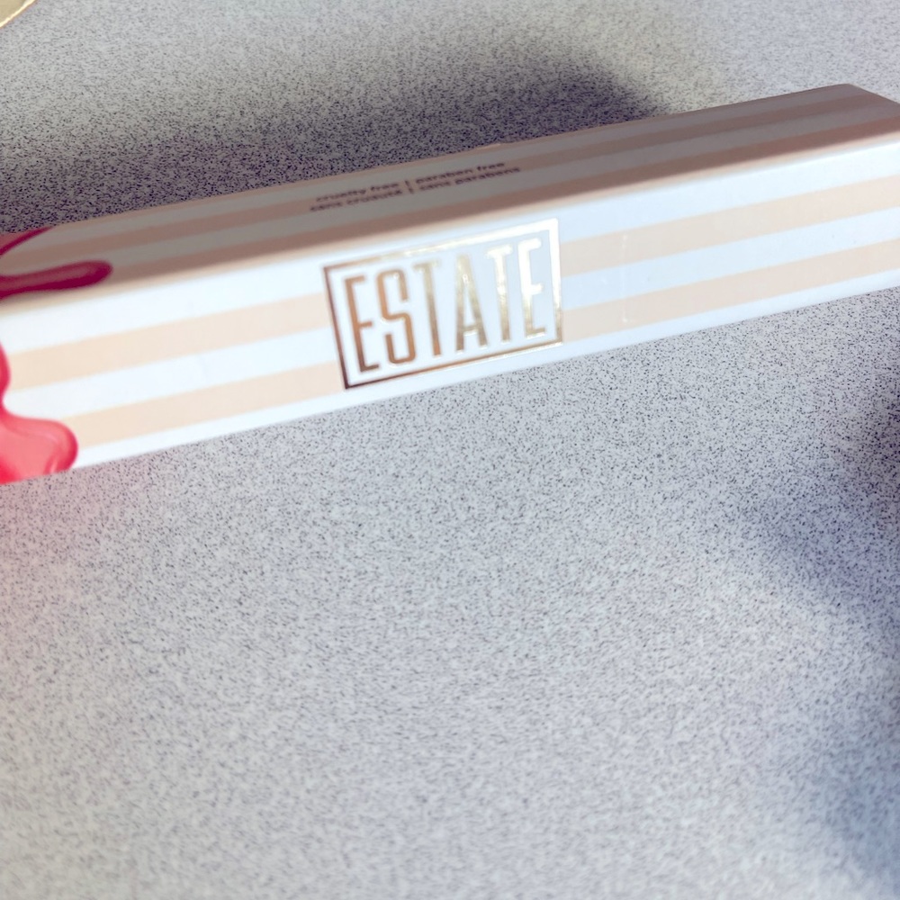 Estate lip icing in glazed